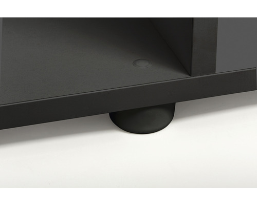 Detailopname van een zwart meubelstuk met voet