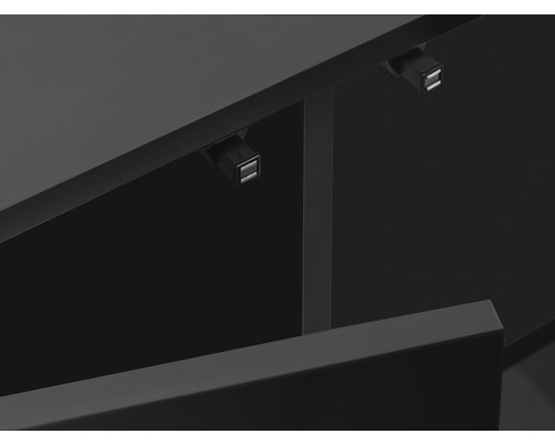 Detailaanzicht van een meubelstuk met lade en kleine lamp