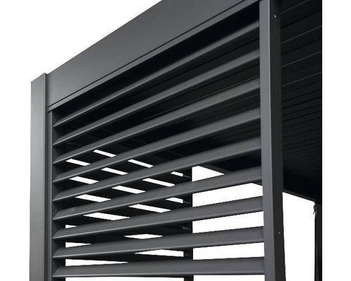 Detailaanzicht van een terrasoverkapping met lamellenwand