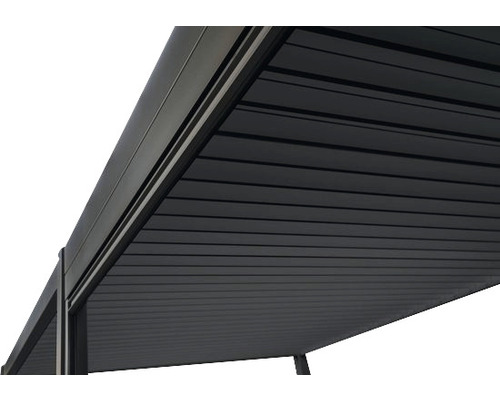 Detail van een terrasoverkapping met lamellen