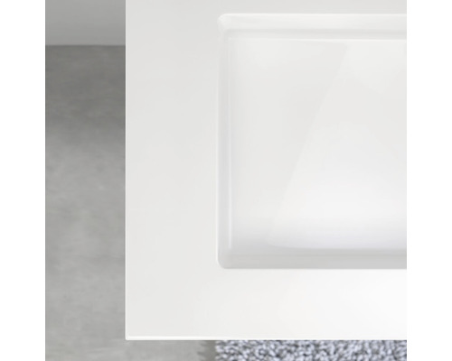 Detail van een witte wastafel in een badkamer
