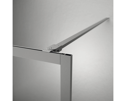 Detailopname van een douchecabine met stabilisatiestang voor wandmontage