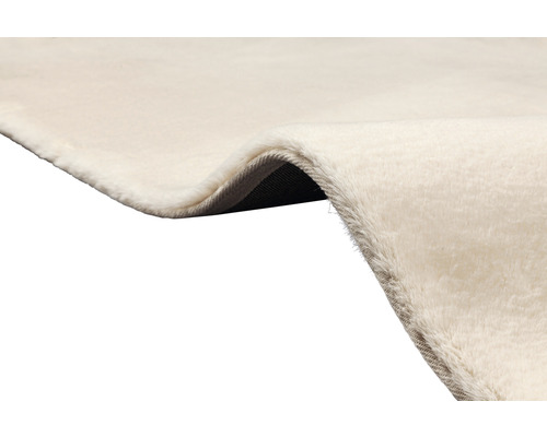 Detailopname van een lichtgekleurd tapijt met zacht oppervlak