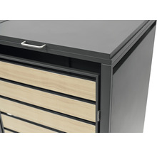 Tuinkast met houten deuren en metalen frame