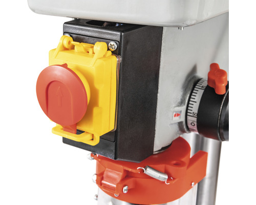 Detailopname van een boormachine met noodstopknop en snelheidsregelaar