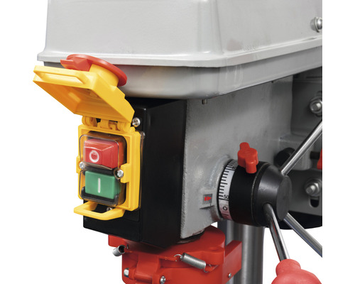 Detailopname van een tafelboormachine met schakelaar en snelheidsregelaar