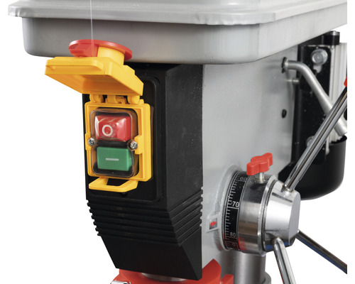 Detailopname van een kolomboormachine met noodstopknop en dieptestop