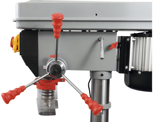 Detail van een kolomboormachine met bedieningselementen