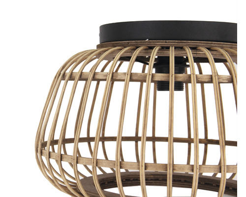 Detailopname van een plafondlamp met een lampenkap van bamboestokken