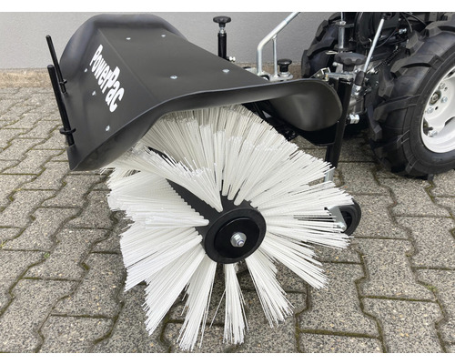 Veegmachine-aanbouwapparaat met witte borstels