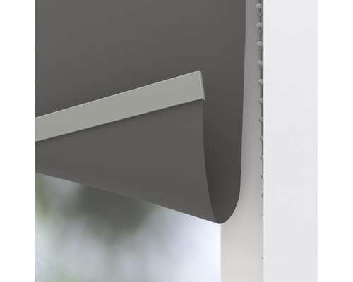 Grijs rolgordijn op raam met kettingbediening