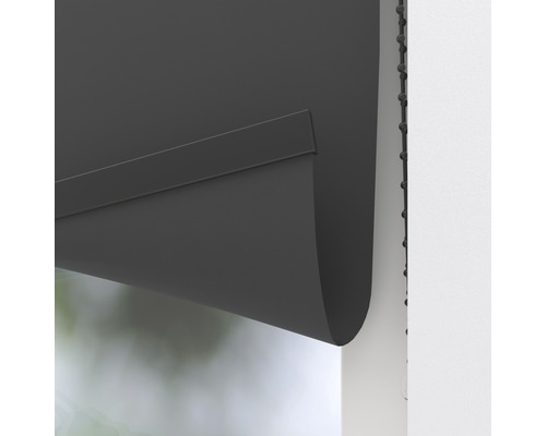 Detail van een zwart rolgordijn