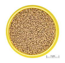 Visvoer pellets in gele schaal