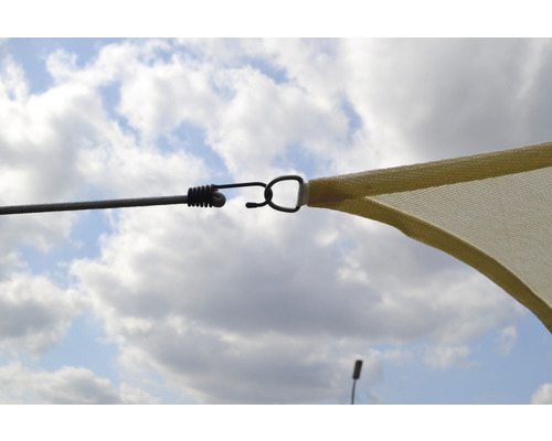 Detailopname van een zonnescherm met spankoord en bevestigingselementen tegen een blauwe lucht