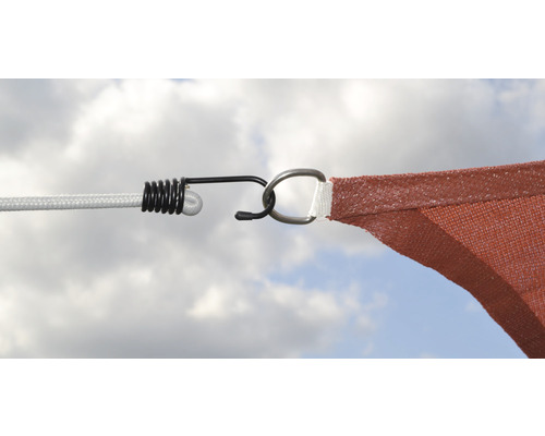 Detailopname van een zonnescherm met touw, spanhaak en bevestigingsring.