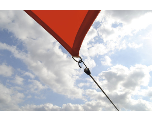 Detailopname van een zonnescherm met bevestigingsmateriaal tegen een blauwe lucht