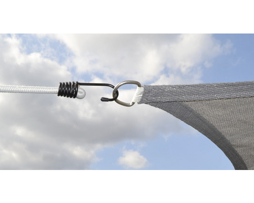 Detailopname van een zonnescherm met touw, spanveer en karabijnhaak