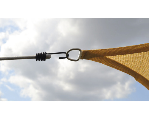 Detailopname van een zonnescherm met touw, spanslot en karabijnhaak.