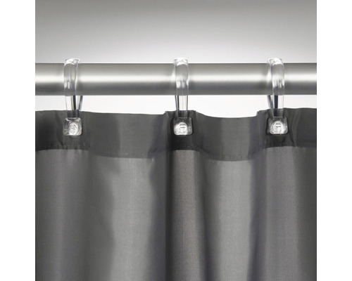 Grijs douchegordijn met douchegordijnringen aan een stang