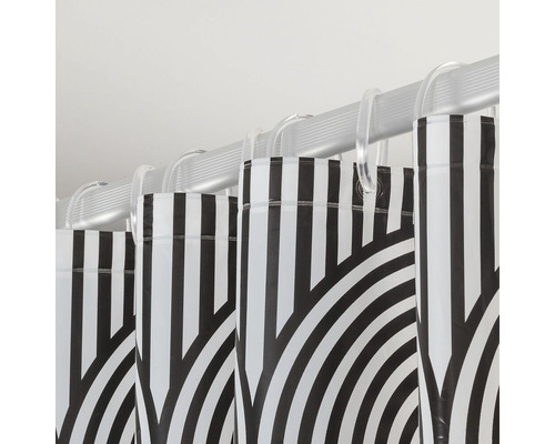 Douchegordijn met streepmotief aan douchegordijnstang