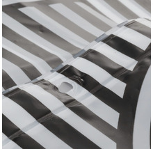 Detail van een gestreepte douchewand
