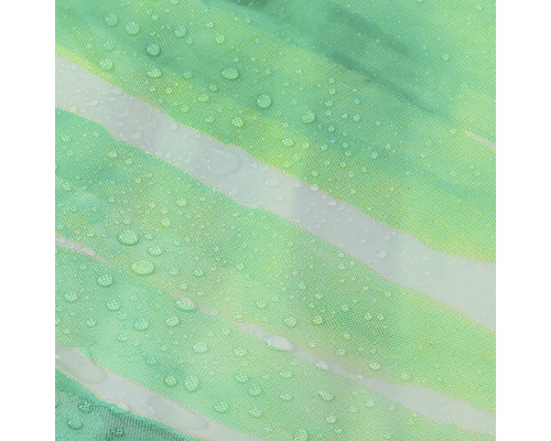 Waterdruppels op een waterdicht douchegordijn met streepmotief