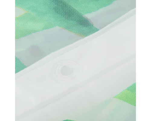 Detailopname van een douchegordijn met oogje om op te hangen