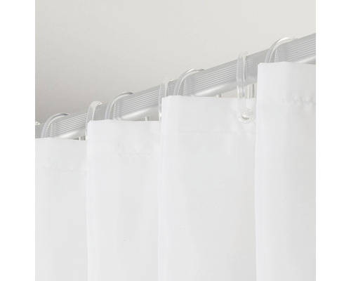 Badkamerscène met douchegordijn aan douchestang