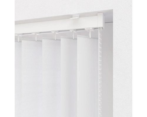 Witte verticale jaloezieën met trekkoord voor een raam.