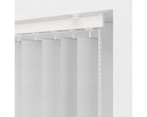 Witte lamellen met bedieningsketting bij het raam