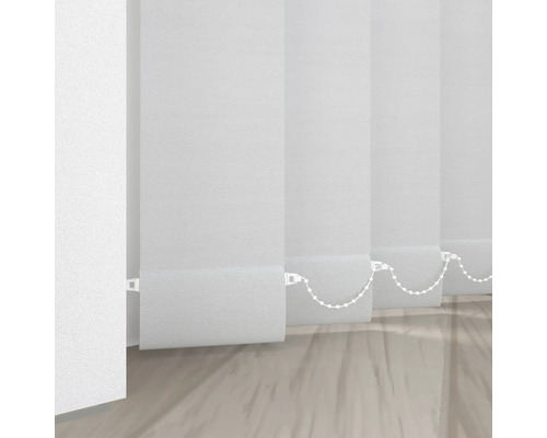 Witte lamellen gordijnen in de kamer