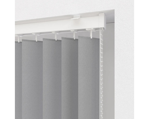 Grijze lamellen met kettingbediening voor raamdecoratie.