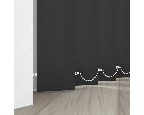 Zwarte lamellen gordijnen in de kamer.