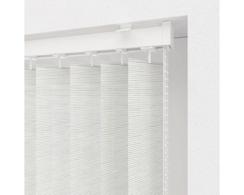 Verticale jaloezie bij het raam met bedieningsketting