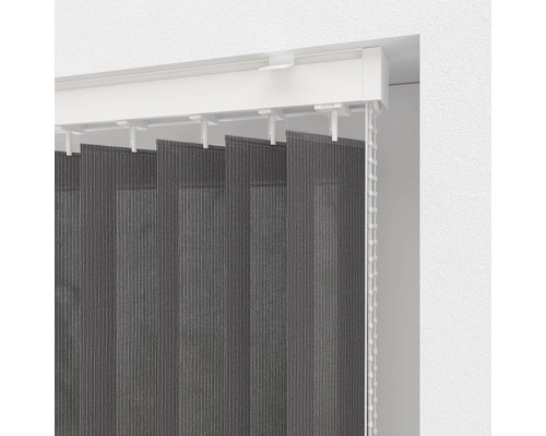 Grijze verticale jaloezie met bedieningsketting op een raam