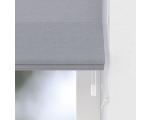 Grijze vouwgordijn aan het raam met trekkoord