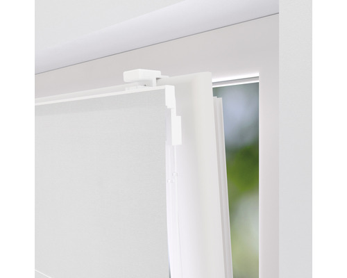 Gedetailleerd zicht op een wit rolgordijn op een raam