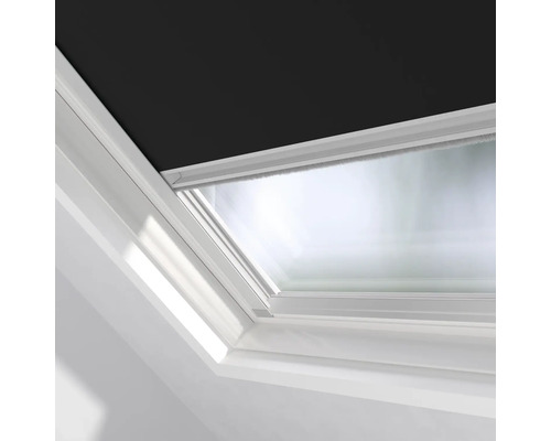 Dakvenster met verduisterend rolgordijn