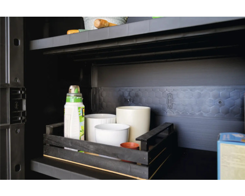 Detailopname van een kunststof kast met planken en diverse items voor tuinieren.