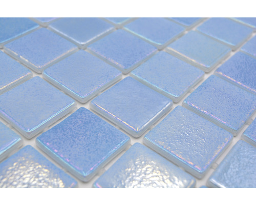 Close-up van lichtblauwe vierkante glazen mozaïektegels.