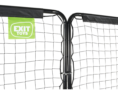 Detailopname van een voetbaldoel met net en Exit Toys logo