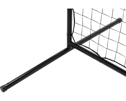 Detailopname van een zwarte metalen volleybalnetpaal.