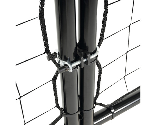 Gedetailleerd aanzicht van een volleybalnet met spaninrichting op zwarte palen