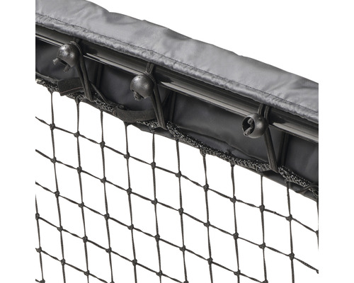 Detailopname van een balvanger met bevestigingsmaterialen.