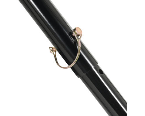 Detail van een zwarte metalen buis met borgpen