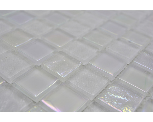 Gedetailleerde afbeelding van een witte glazen mozaïektegel.