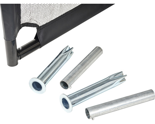 Detailopname van een trampoline met grondankers en stangen