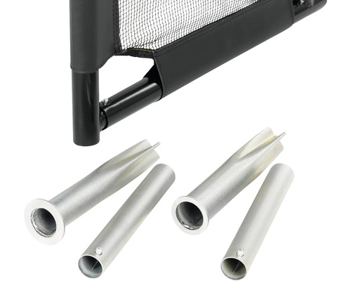 Detail van een zwart veiligheidshek met zilverkleurige grondhulzen