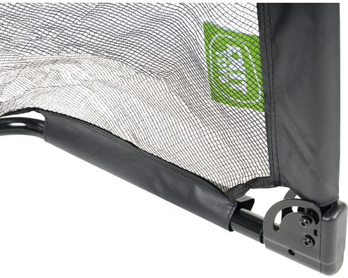 Detailopname van een babyreisbed met net en EXIT logo