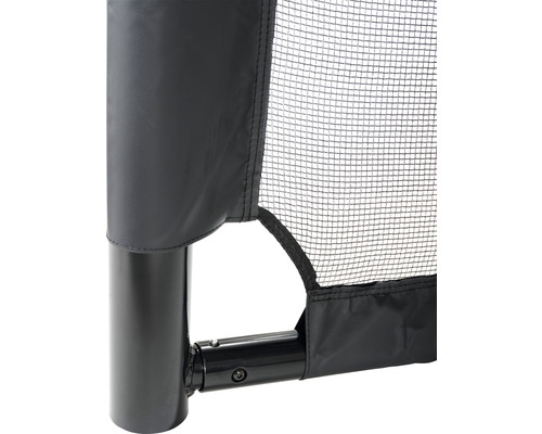 Gedetailleerde weergave van een balvanger met zwart net en metalen frame
